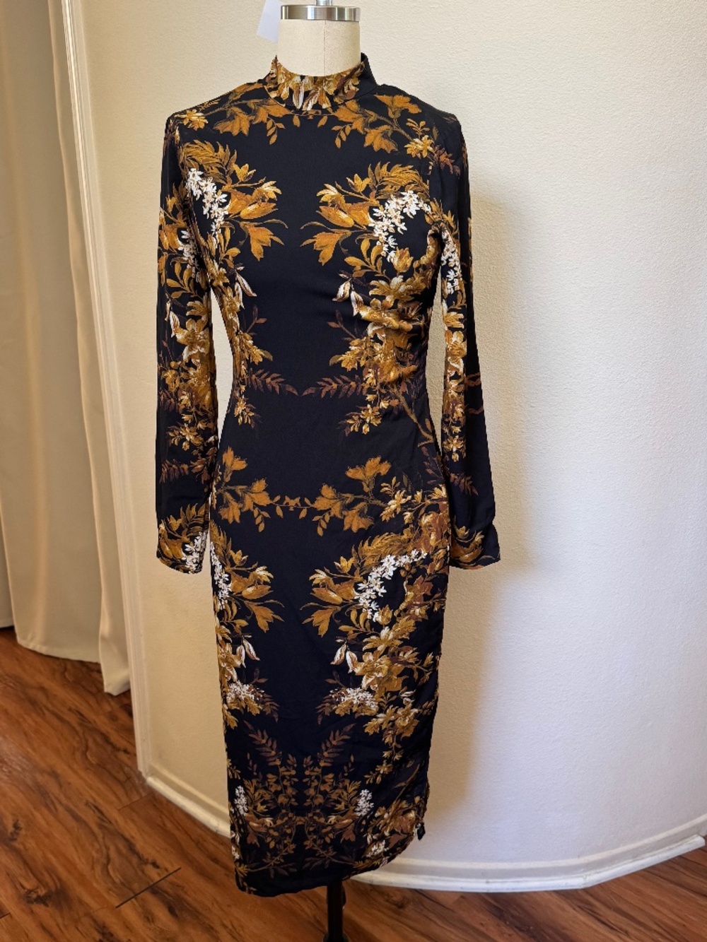 NWT - Hope & Ivy long sleeve pencil dress in mirrored floral print (size 6)